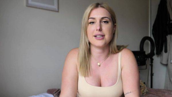 SPH busty solo femina talks dirty - Britain on breastful.com