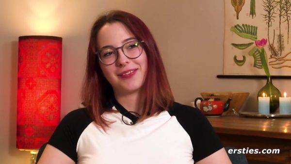 Die 19-jhrige Daisy masturbiert beim Zocken - busty redhead pawg nerd solo - Germany on breastful.com