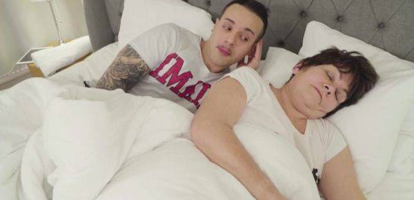 Hung boy shares bed with busty mother-in-law on breastful.com