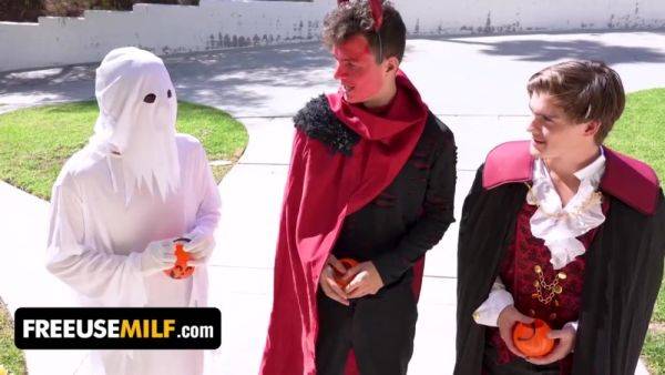 Busty Stepmom In Costume Cassie Del Isla Gets Her Pussy Pounded In Perv Foursome - reality sex starring Cassie del isla on breastful.com