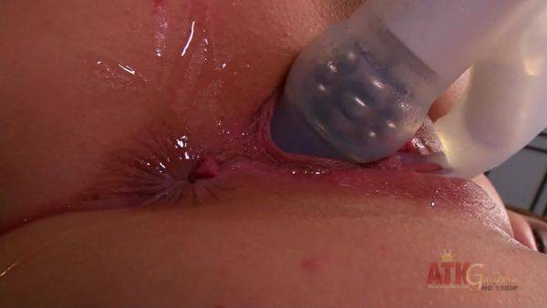 Busty brunette Jessica Roberts vibrating her cooch - Usa on breastful.com