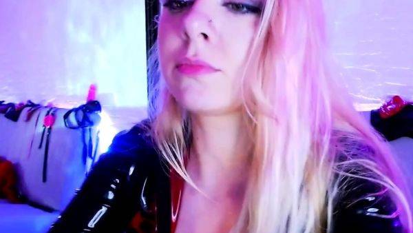 Webcam busty blonde stripped covered by oil anal masturbate on breastful.com