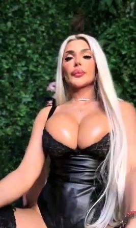 Busty blonde babe natural boobs big breasted babe di on breastful.com