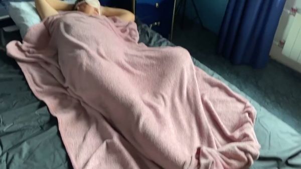 穿松身背心的继母在床上拉下蕾丝内裤自慰 on breastful.com