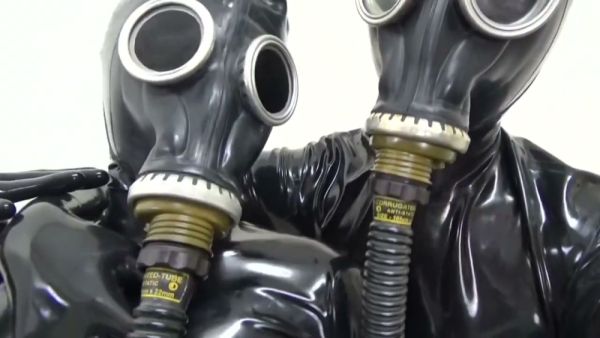 身穿紧身黑色乳胶衣的情侣在纯白房间内用防毒面具进行窒息游戏 on breastful.com