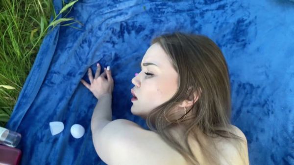 瘦削棕发女孩艾丽克莎在森林野餐时口交并使用肛塞玩具 on breastful.com