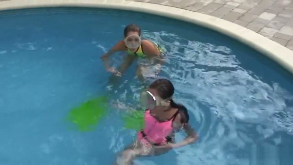 两名女子在后院泳池水下戴呼吸面罩亲吻 on breastful.com