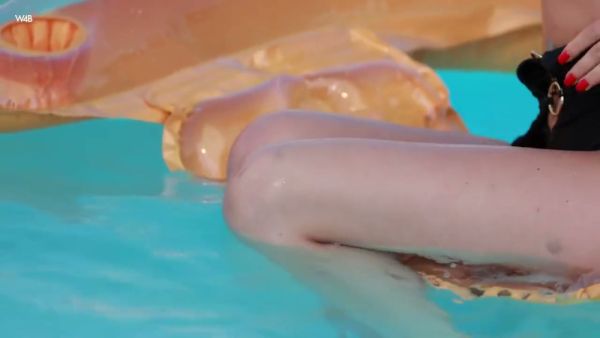 深棕发女子米莲娜在泳池边蝴蝶形浮垫上自慰享受私密时刻 on breastful.com