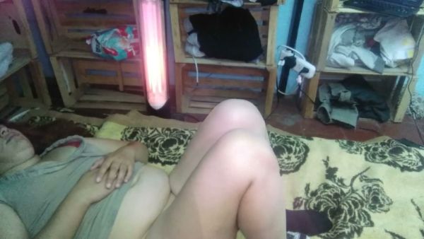 居家拉丁娇妻在凌乱卧室与丈夫享受传统体位的亲密时刻 on breastful.com