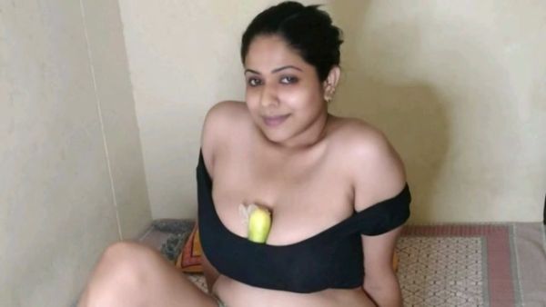 印度夫妇在卧室中激情亲热 - India on breastful.com