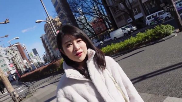 年轻亚裔女孩从瑜伽垫上的按摩转为沙发上的激情性爱 - Japan on breastful.com