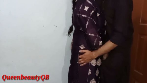 印度 brunette 女子身着紫色刺绣长裙展示丰满臀部后弯腰靠上门 - India on breastful.com
