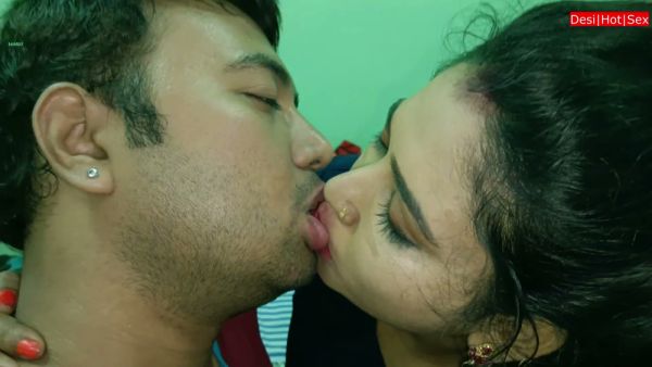 穿著整齊的辣妻在海邊床上誘惑赤裸男友 - India on breastful.com