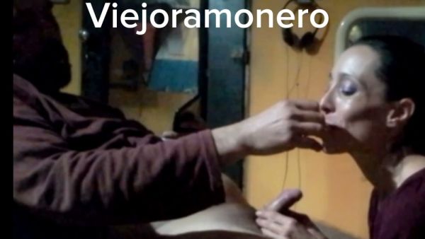 阿根廷业余女子在橙色墙壁的室内深情吮吸胡子男的阴茎 - Argentina on breastful.com