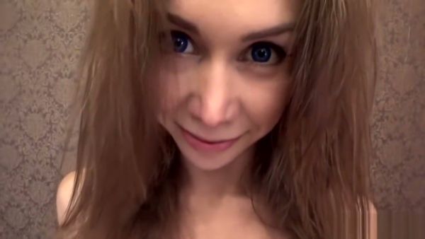 紧致 brunette 女孩在皮沙发上接受深肛 creampie 并吞下全部精华 on breastful.com