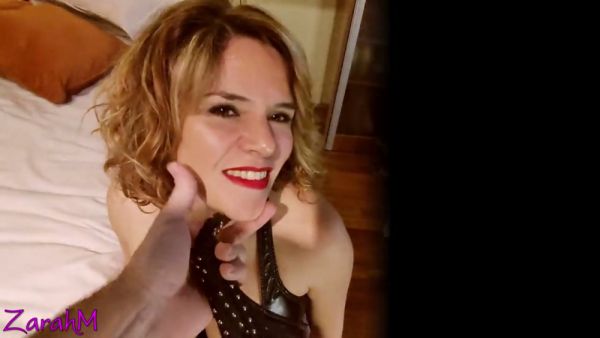 金发女郎穿着黑色皮革在卧室中接受口交与肛门穿环调教 - Argentina on breastful.com