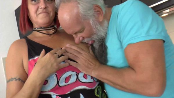 纹身红发熟女在现代厨房与络腮胡男激烈交欢后迎来颜射高潮 - Germany on breastful.com