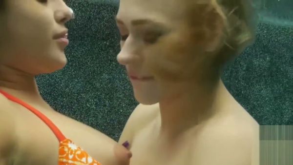 棕发与金发恋人从水下热吻转至地毯上的激烈女同性爱 on breastful.com