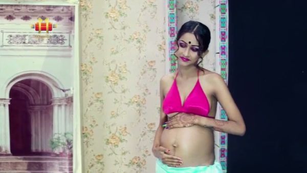 南亚孕妇大学生穿粉色露背上衣与人偷情亲吻 - India on breastful.com