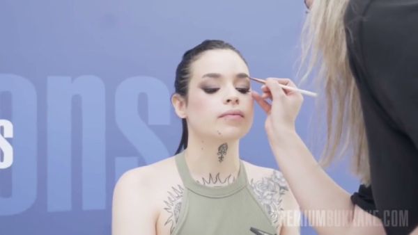 纹身 brunette 萨芭·拉皮德拉在幕后写真拍摄中获脸部射精 on breastful.com