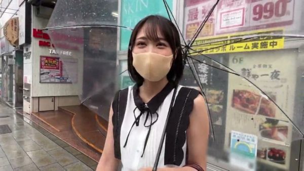 亚裔大学偶像在街头展示自然美态后于沙发上献出口交 - Japan on breastful.com