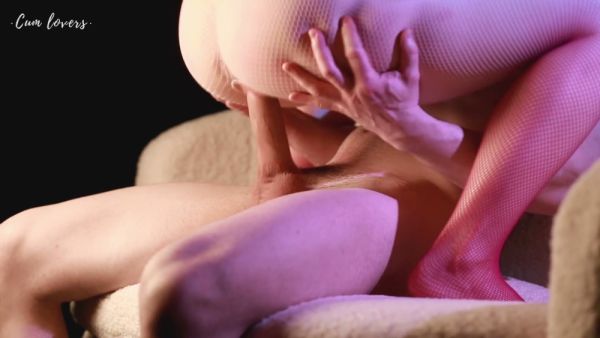 金发女郎穿粉色渔网袜在沙发上骑乘情人大胆自慰 on breastful.com