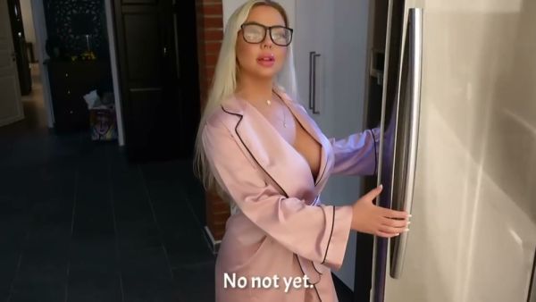 戴黑框眼镜的丰腴金发女郎在卧室中被逮到与男伴激烈交欢 on breastful.com