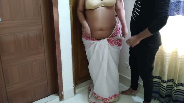 Indian neighbor strips her sari for a selfie before taking him to bed - India on breastful.com
