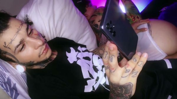 Tattooed stepdad turns on the lights and fingers his stepdaughter's big ass on breastful.com