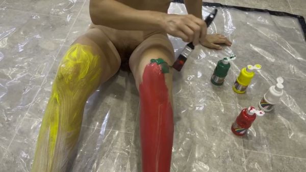 British brunette paints her nude body in vibrant colors on a kitchen floor - Britain on breastful.com