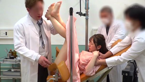 Young Japanese patient overwhelmed by multiple doctors during a gynecological exam - Japan on breastful.com