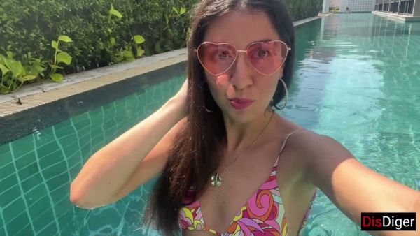 Russian woman meets a foreigner at a beach hotel and swallows his load - Russia on breastful.com