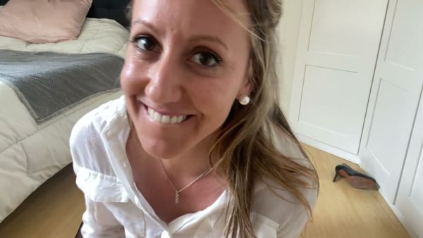French secretary undresses at home and pleasures herself in stockings and heels - France on breastful.com