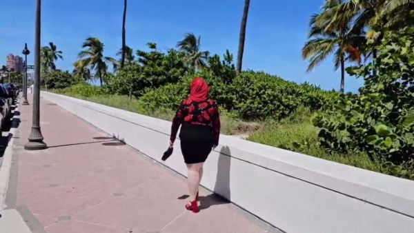 Curvy woman in red headscarf urinates on car door while Arab man jerks off nearby on breastful.com
