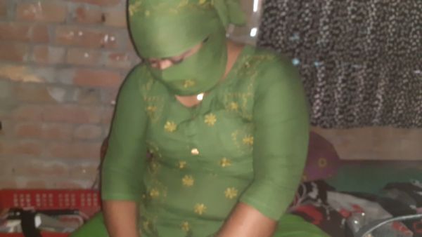 Full-figured Indian woman in floral dress and face-covering headscarf - India on breastful.com