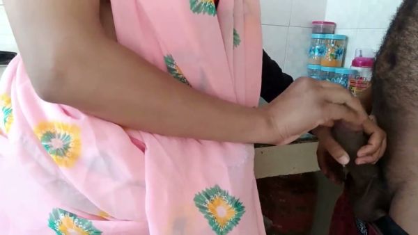 Indian hotwife cheats on her husband in the kitchen while standing - India on breastful.com