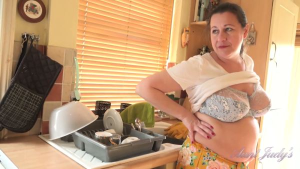 British housewife Eva Jayne gives intimate kitchen JOI with natural full breasts - Britain on breastful.com
