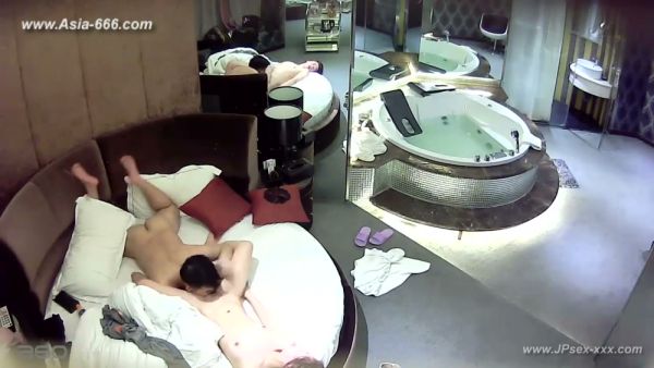 Chinese couple secretly filmed making love in a luxurious bedroom with jacuzzi - China on breastful.com