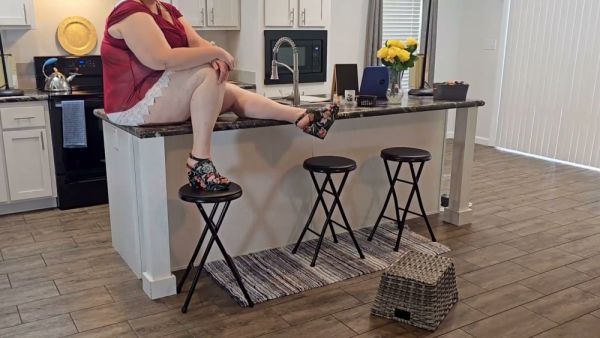 Curvy housewife gets serviced by muscular repairman in kitchen after service call on breastful.com