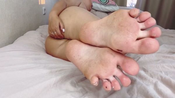 Solo foot fetish webcam session with polished toes on display on breastful.com