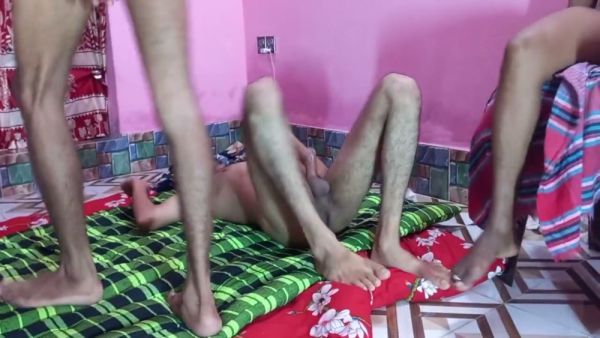 Indian college friends turn a house party into a steamy foursome - India on breastful.com