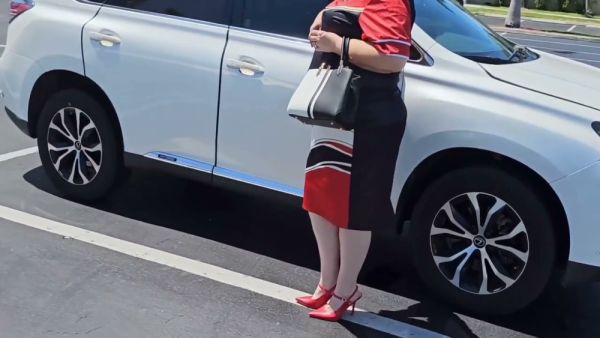 Mature American woman explores her big ass with a toy in a dim warehouse - Usa on breastful.com