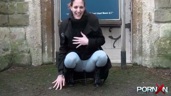 Blonde in tight yoga leggings exposes herself boldly in public outdoor spots around the city on breastful.com