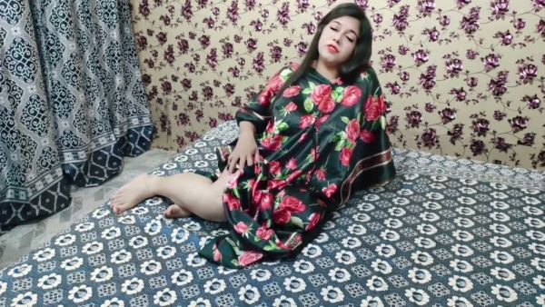 Pakistani milf explores her wet pussy with fingers on the bed - Pakistan on breastful.com