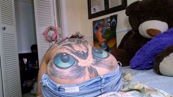 Tattooed stepmom bends over painting nails, revealing her wide backside on breastful.com