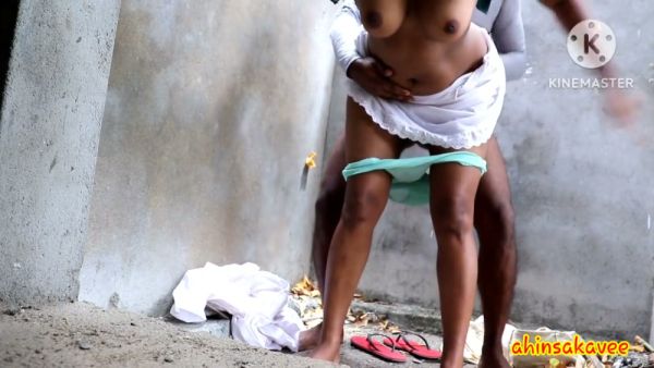 Passionate outdoor encounter between a Sri Lankan woman and her Indian lover - India - Sri Lanka on breastful.com
