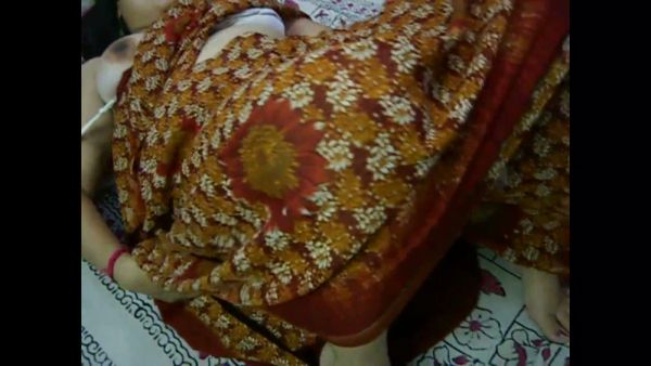 Mature Indian wife Velamma pleasures herself in bed with fingers - India on breastful.com