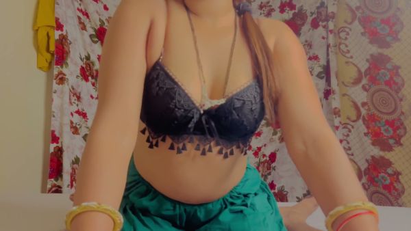 Indian woman in colorful dress gives handjob and deepthroat with dirty talk - India on breastful.com