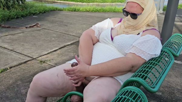 Plump American blonde spreads wide on a public bench and fingers herself openly at a bus stop - Usa on breastful.com