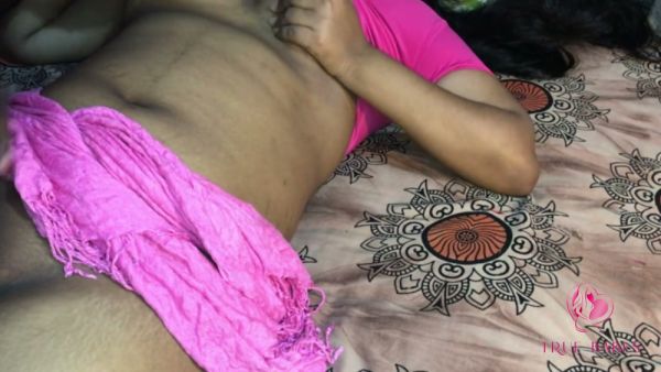 Passionate Sri Lankan couple spills intimacy on their bed - Sri Lanka on breastful.com